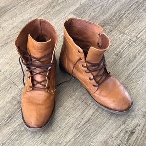 Men’s lace boots in medium tan color